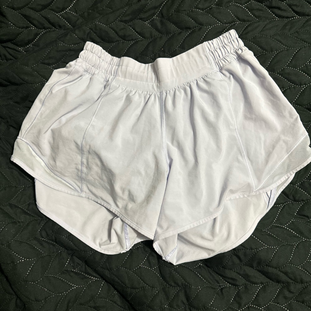 Lululemon Hotty hot low rise lines shorts 4”